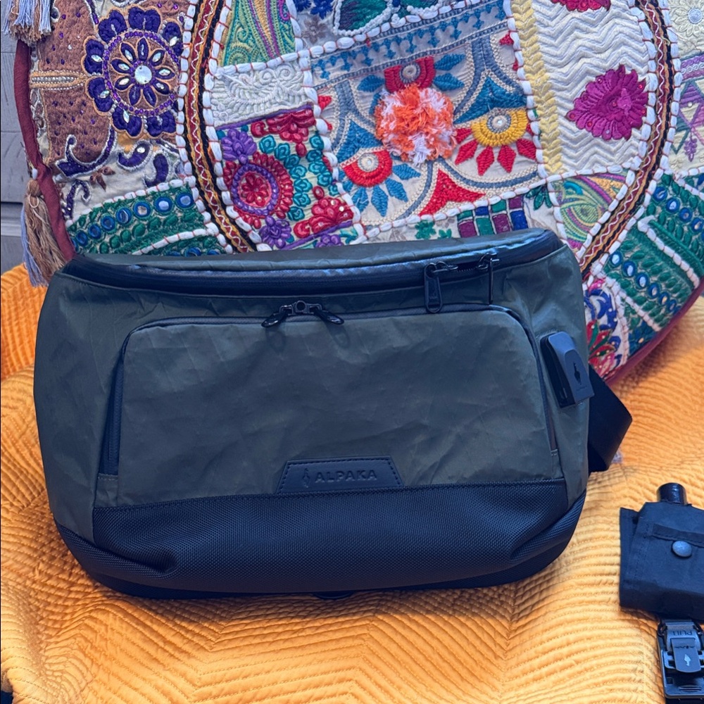 Alpaka Bravo Sling Max V2 Green and Black Unisex Sling Bag - Picture 2 of 16